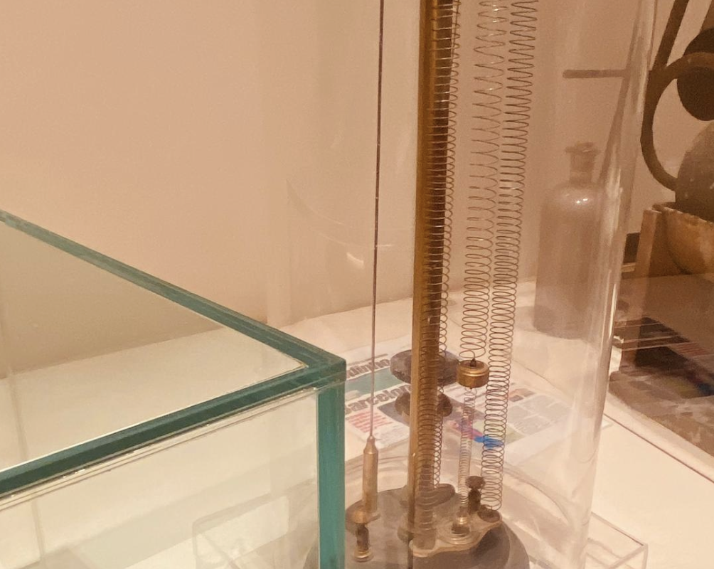 Instrumento científico histórico del Observatorio Fabra de Barcelona utilizado para experimentos eléctricos.