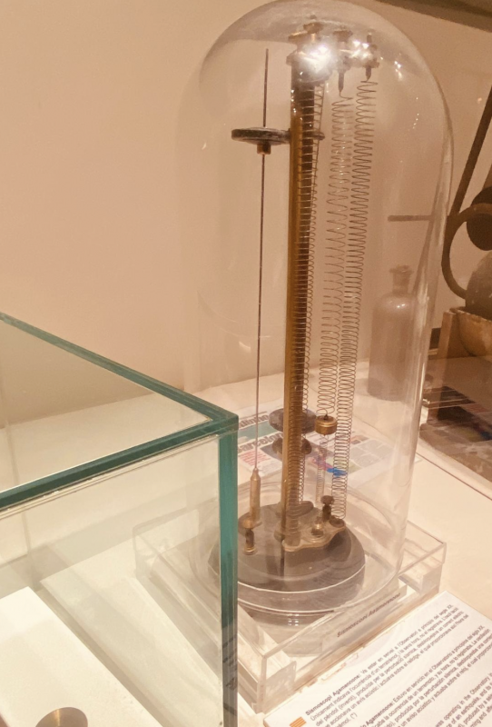 Instrumento científico histórico del Observatorio Fabra de Barcelona utilizado para experimentos eléctricos.